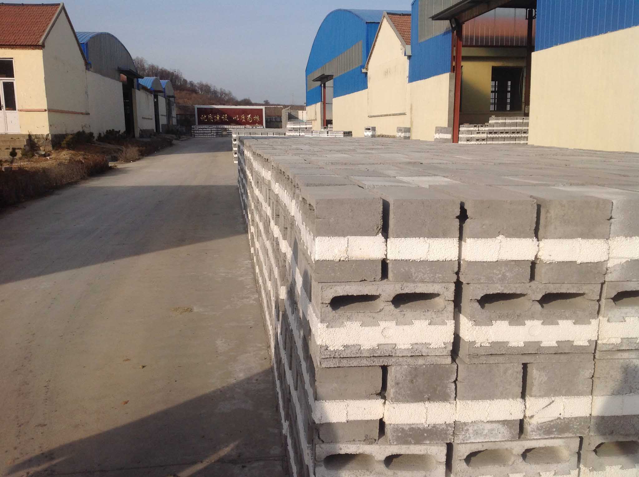 新型自保温砌块机与保温砌块 保定华锐方正引领建筑节能新未来